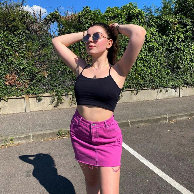 Le crop top noir porté par Clara Marz sur son compte Instagram @claramarz 