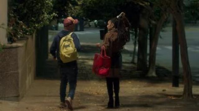 Mochila amarilla de Sebastián (Sebastián Wainraich) en Heureux... o casi (S01E05)