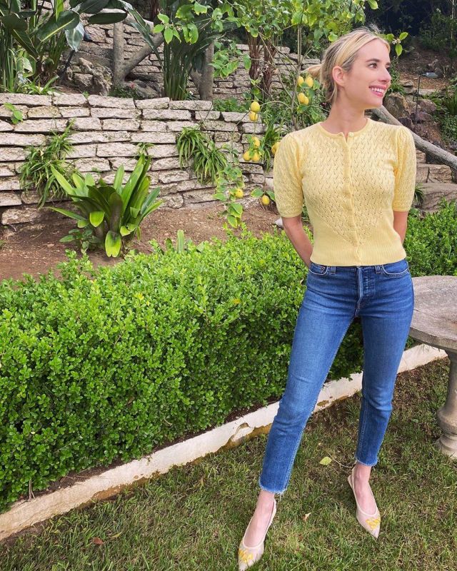 Les chaussures à talons fleuris Stuart Weitzmann de Emma Roberts sur son compte Instagram @emmaroberts