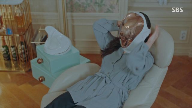 The mask led therapy Cellreturn used by Koo Seo Ryeong (Jung Eun-chae) in The King : Youngwonui Gunjoo (S01E07)