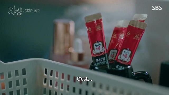 Le stick Korea Ginseng de Jeong Tae Eul (Kim Go-eun) dans The King : Youngwonui Gunjoo (S01E02)