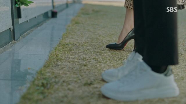 Shoes Christian Louboutin Pigalle black portéezs by Seo the mother-of-Ryeong (Jung-young Kim) in The King : Youngwonui Gunjoo (S01E09)