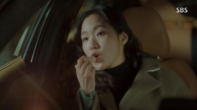 The lip balm Kahi of Jeong Tae Eul (Kim Go-eun) in The King : Youngwonui Gunjoo (S01E08)