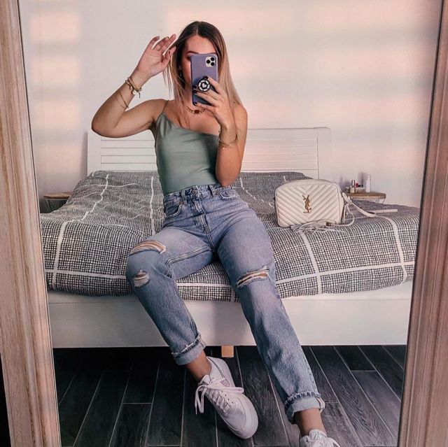 Le jean troué porté par Laura R sur son compte Instagram @laura_r 
