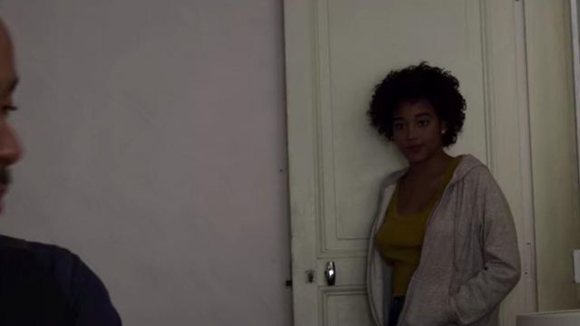 Sweatshirt gray hoody Julie (Amandla Stenberg) in The Eddy (S01E07)