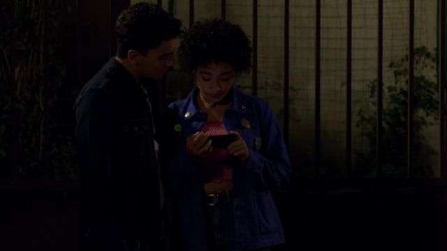 La veste bleue de Julie (Amandla Stenberg) dans The Eddy (S01E07)