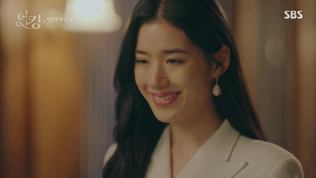 Les boucles d'oreilles Boucheron portées par Koo Seo Ryeong (Jung Eun-chae) dans The King : Youngwonui Gunjoo (S01E04)