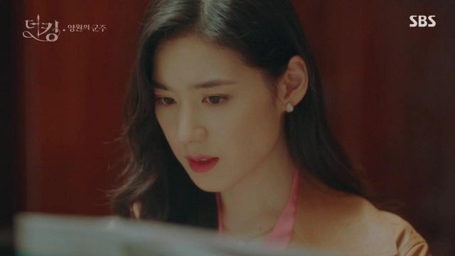 The earrings Boucheron of Koo Seo-Ryeong (Jung Eun-chae) in The King : Youngwonui Gunjoo (S01E09)