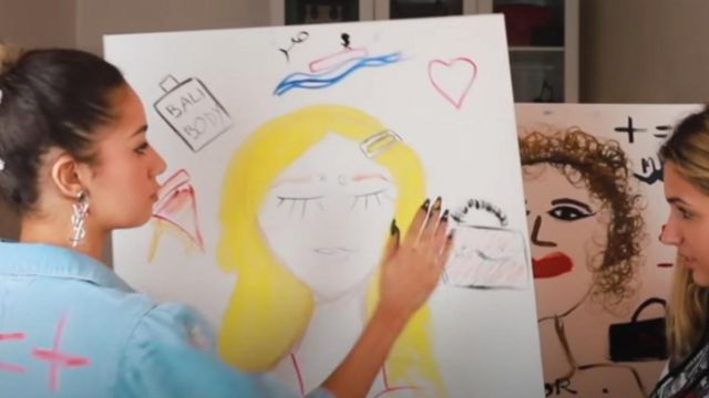 Les boucles d'oreilles monogramme Saint Laurent de Léna Situations dans la vidéo DEUX IDIOTES FONT DE LA PEINTURE POUR LA PREMIÈRE FOIS || Léna Situations