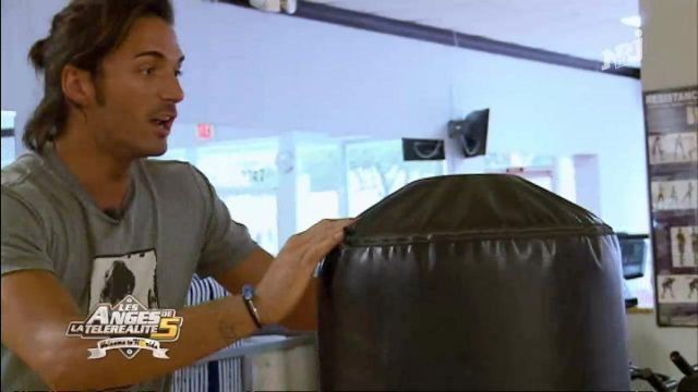 Le t-shirt gris chiné avec une image sur le devant de Thomas Vergara dans Les Anges de la télé-réalité 5