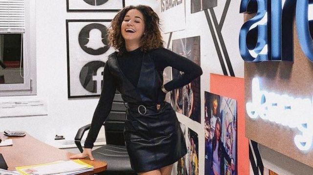 La jupe en cuir noire de Léna Situations dans sa vidéo Lena Situations VS Seb (Seb La Frite) : Chanter ou danser ? BEST OF
