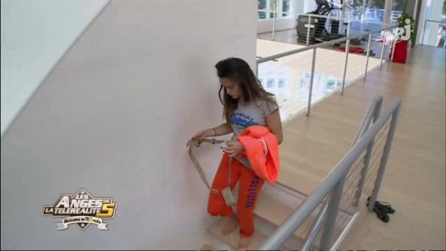 Le bas de jogging orange de Capucine Anav dans Les Anges de la télé-réalité 5