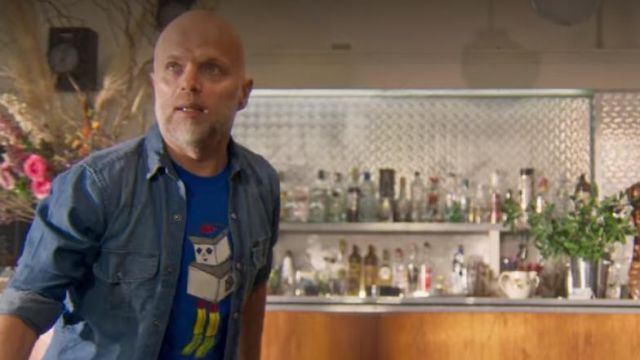 The short-sleeved shirt in denim Sebastián (Sebastian Wainraich) in Happy... or almost (Season 1)