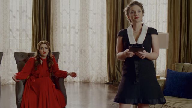 La robe rouge avec noeud de Fallon Carrington (Elizabeth Gillies) dans Dynastie (S02E08)