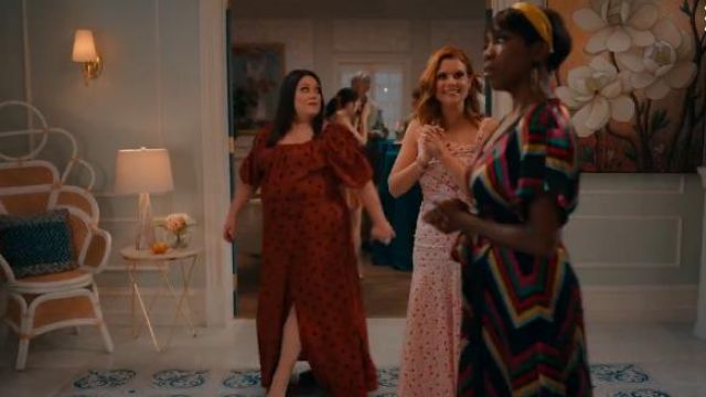 Multicolore Rayé Satin Robe portée par Helen Decatur (Heather Headley) dans Sweet Magnolias Saison 1 Épisode 5