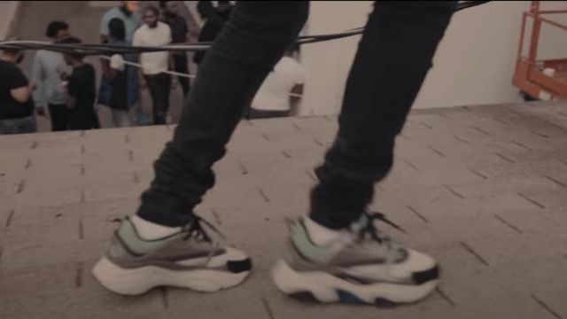 Dior B22 Vert Argent baskets portées par Jack Garçon dans un État Critique feat. YFN Lucci (official Music Video)