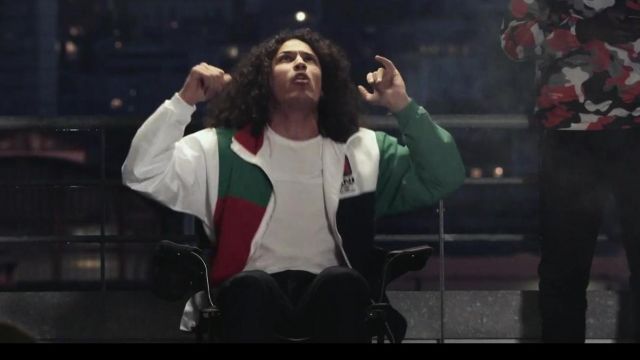 La veste colorée Karl Kani de Hatik dans son clip Camaro Sport