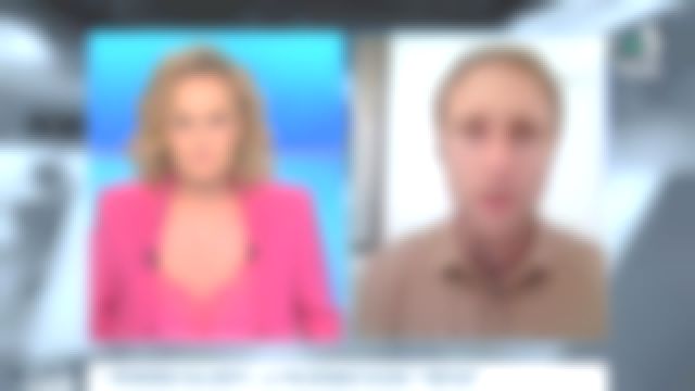 La veste rose de Caroline Roux dans C dans l'air