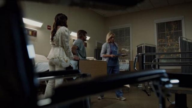 Versace Sac Blanc porté par Cristal Carrington (Daniella Alonso) dans Dynastie (S03E03)