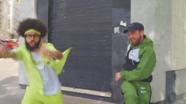 Le pantalon vert Nike porté par un figurant dans le clip JE DANSE COMME ÇA (DDH#20) de Kikesa
