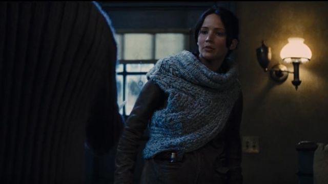 Tricoté un Châle porté par Katniss Everdeen (Jennifer Lawrence) dans The Hunger Games: Catching Fire
