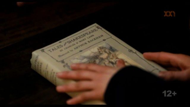 Le livre Tales from Shakespeare de Charles Lamb acheté par Juliet Ashton (Lily James) dans Le cercle littéraire de Guernesey