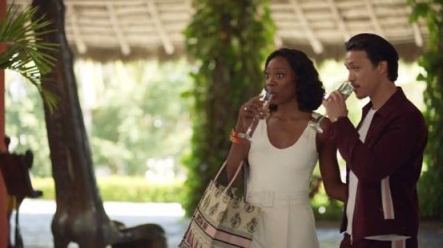 Cream Tote bag worn by Molly Carter (Yvonne Orji) in Insecure Season 4 Episode 7
