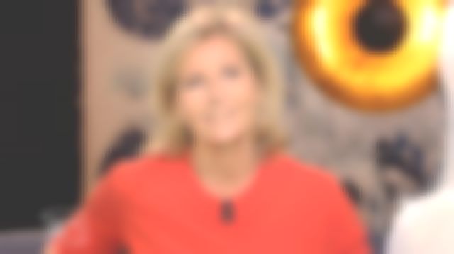 Le pull Pull col rond cachemire rouge de Claire Chazal dans Passage des Arts