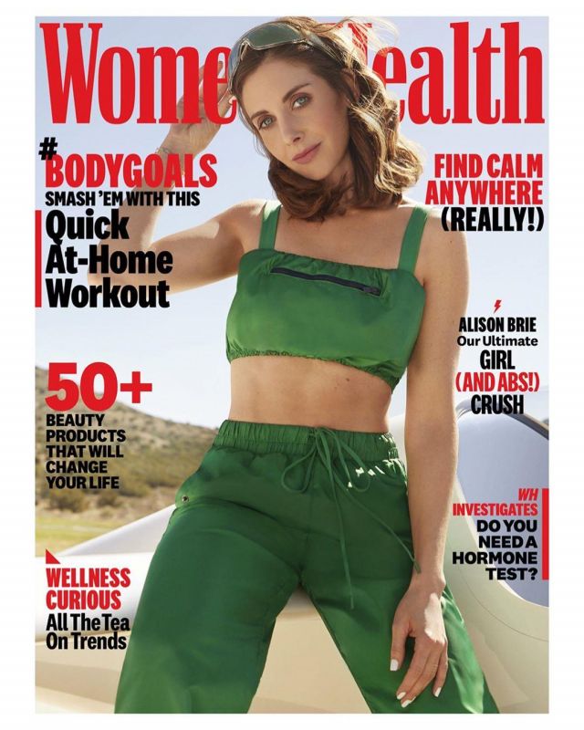 New Balance Staud Woven Pant Vert porté par Alison Brie sur la Santé des Femmes couverture de magazine