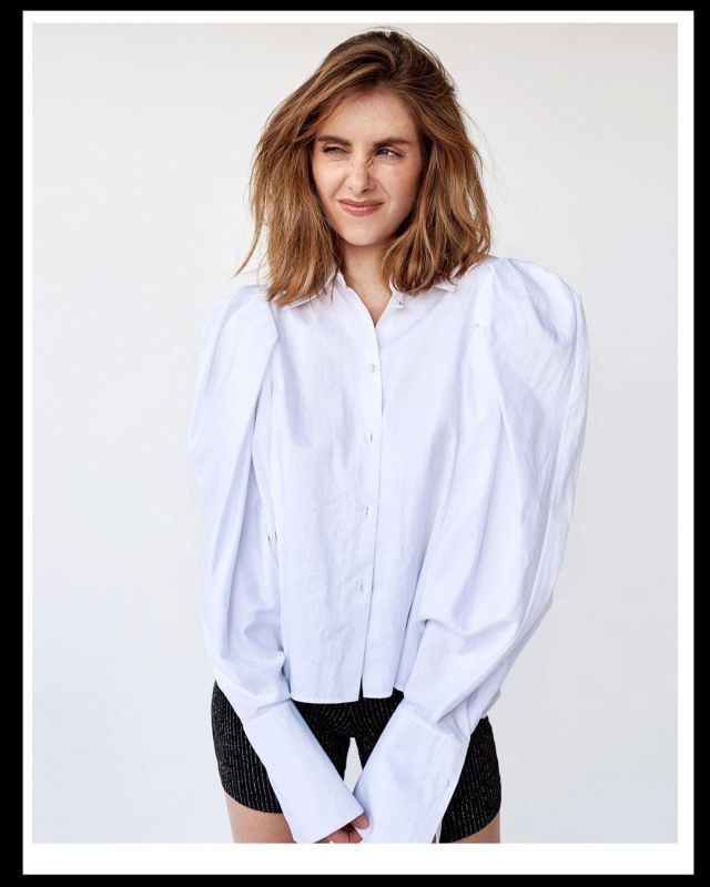 Khaite Puff Manches chemise blanche portée par Alison Brie sur son Instagram account @alisonbrie