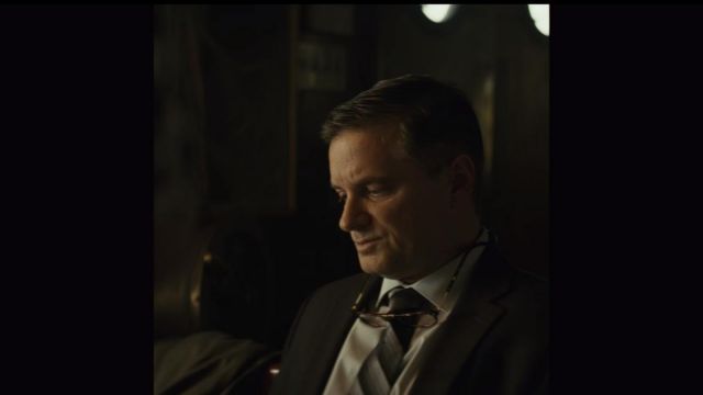 The tie in stripes of Thomas Carrasco (Shea Whigham) in Homecoming (S01E01)
