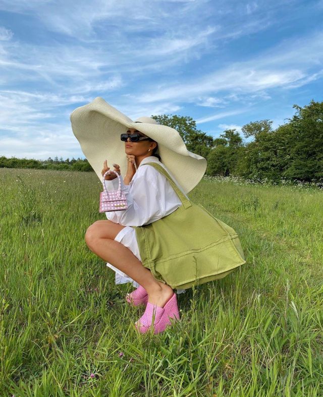 Poppy Lissiman Mar­teeni Sun­glass­es of Alicia Roddy on the Instagram account @lissyroddyy