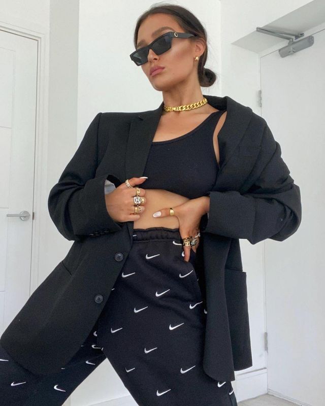 Per­fect Blaz­er of Alicia Roddy on the Instagram account @lissyroddyy
