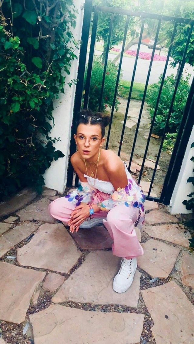 Le pantalon rose évasé porté par Millie Bobby Brown sur son compte Instagram @milliebobbybrown