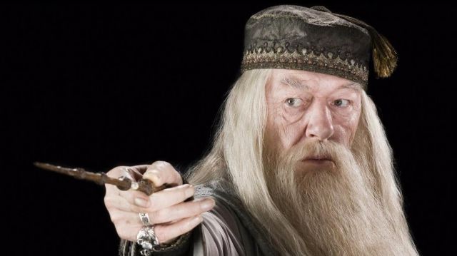 La baguette de Sureau de Albus Dumbledore (Mi­chael Gam­bon) dans le film Harry Potter et les Reliques de la mort : 2ème partie 