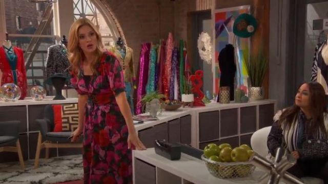 Rose & Rouge Floral Midi Robe portée par Chelsea Grayson (Anneliese van der Pol) dans le Corbeau de la Maison, Saison 3 Épisode 26