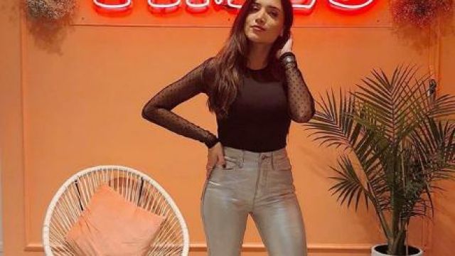 Argent Skinny Jeans porté par Nicole Lopez-Alvar dans Le Bachelor Saison de 24