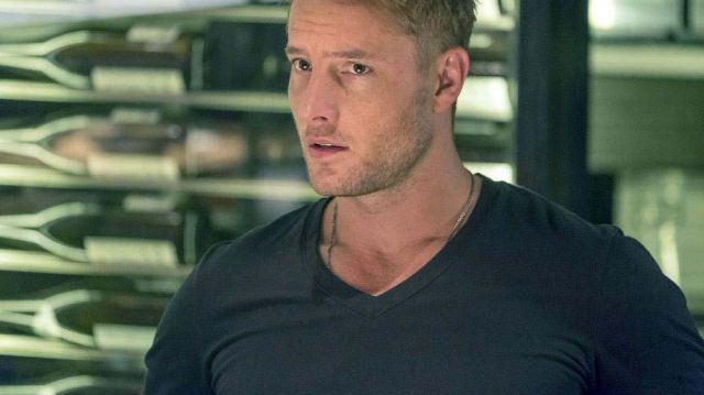 The t-shirt v-neck worn by Kevin Pearson (Justin Hartley) in This Is Us (S02E01)
