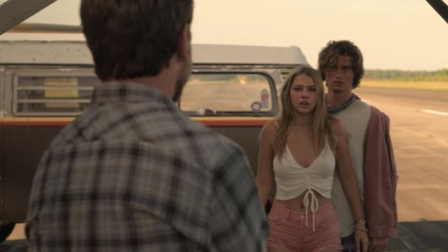 The white top with drawcord Sarah Cameron (Madelyn Cline) in Outer Banks (S01E08)