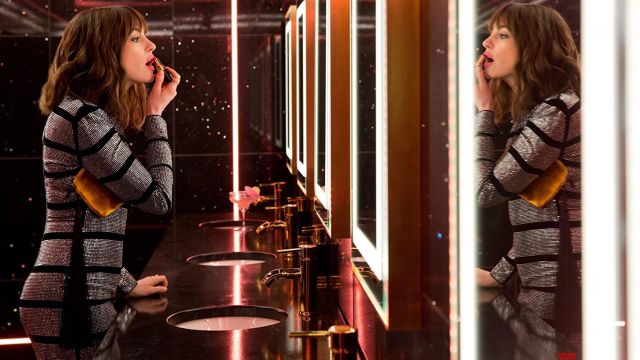 La Ligne gland poche de velours d'or portées par Joséphine Chesterfield (Anne Hathaway) dans l'Agitation de La