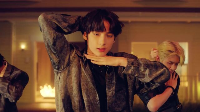 The shirt, grey jeans worn by Huening Kai in the clip (TXT 투모로우바이투게더) '세계가 불타버린 밤, 우린... (Can't You See Me?)'