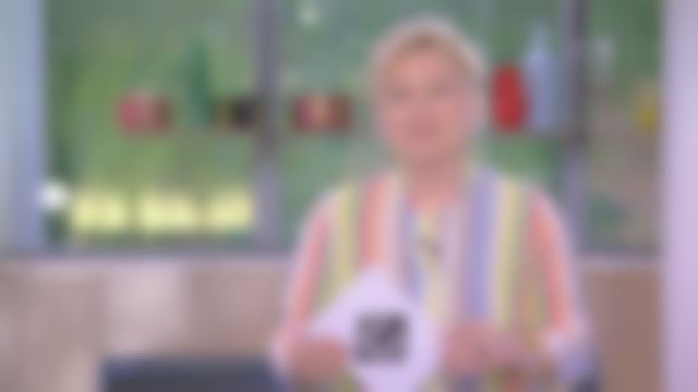 La blouse en lin et coton boutonnée sur le devant de Anne-Élisabeth Lemoine dans C à Vous