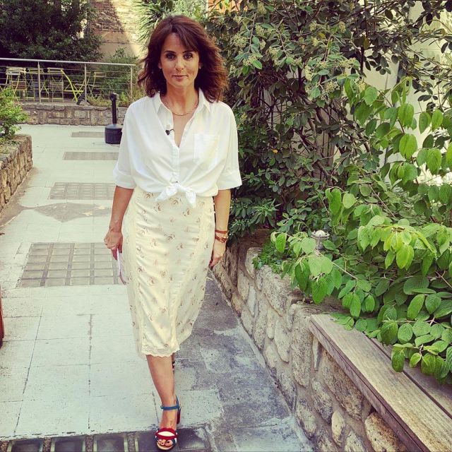 La chemise col classique à poche ample en coton Blanc de Faustine Bollaert sur le compte Instagram de @faustinebollaert