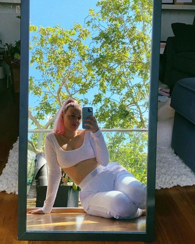 My mum made it White Stripe Sweat Pants of Anne-Marie on the Instagram account @annemarie May 26, 2020