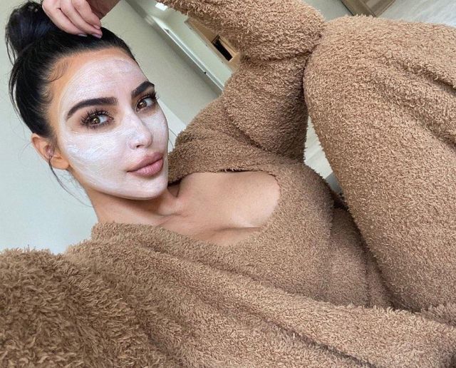 La robe de chambre Skims beige marron portée par Hhloé Kardashian sur son compte Instagram