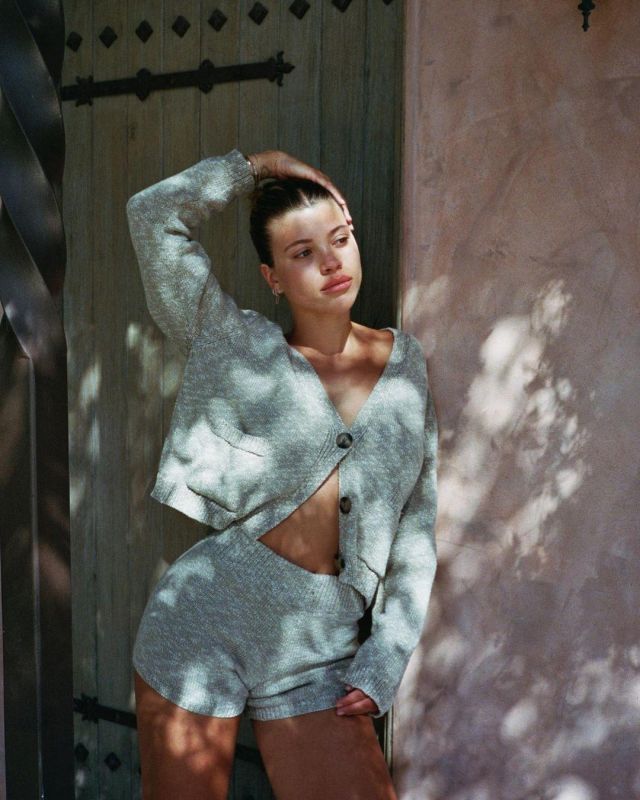 Zara Twist­ed Knit Cardi­gan worn by Sofia Richie Instagram May 22, 2020