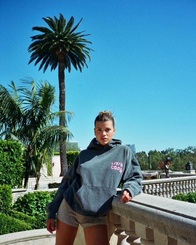 Livincool Cal­i­for­nia Love Hood­ie worn by Sofia Richie Instagram May 23, 2020
