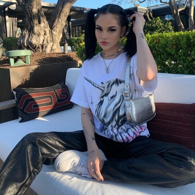 The t-shirt Unicorn worn by Maggie Lindemann on his account Instagram @maggielindemann 