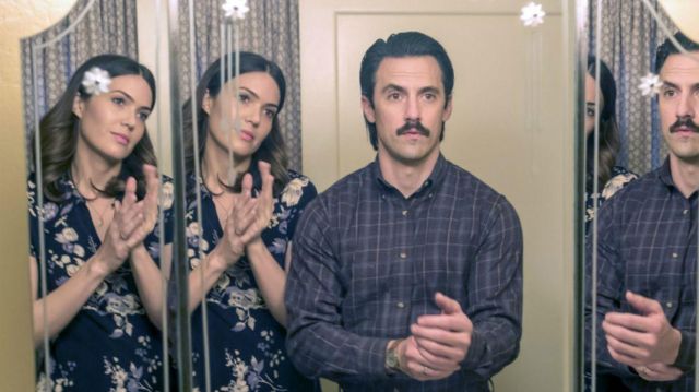 La robe bleue à fleurs portée par Rebecca Pearson (Mandy Moore) dans This Is Us (S02E08)