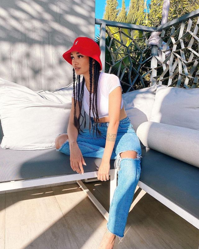 Le bob Kangol rouge porté par Maile Akln sur son compte Instagram @maileakln